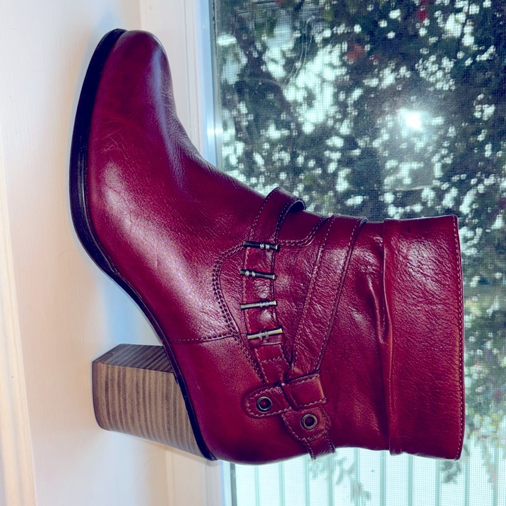 Never worn like new “Tamari’s short booties..size 39euro 8 1/2 US size.